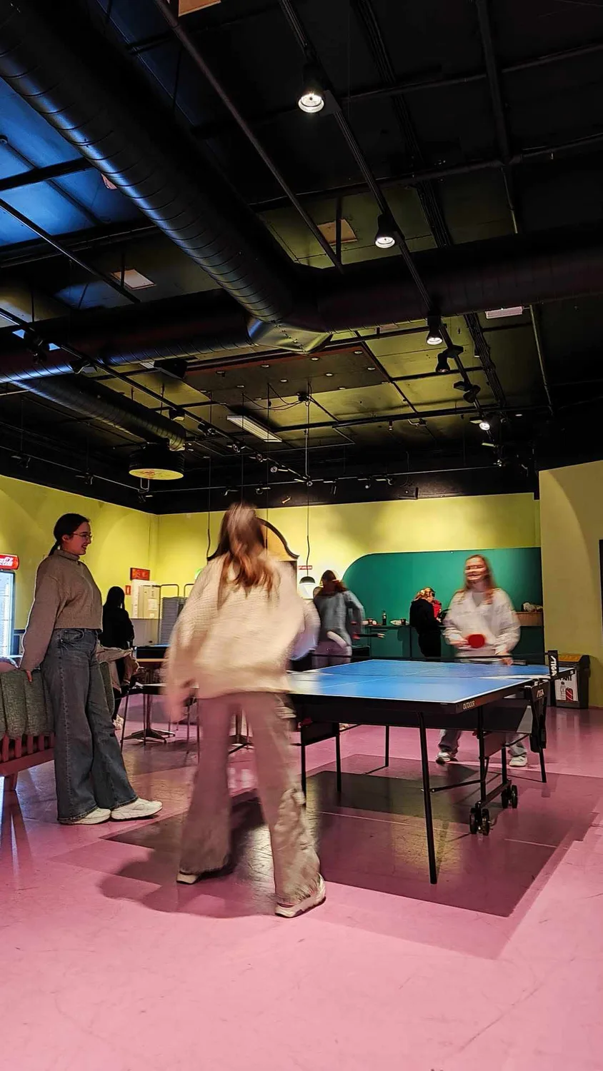 Deltakere samlet rundt et bord under en aktivitet