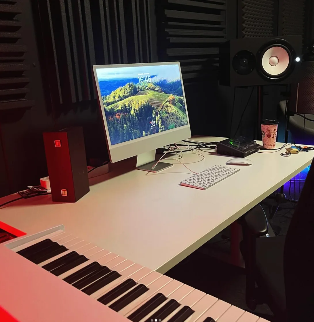Keyboard, studiomonitorer og datamaskin på et studiobord