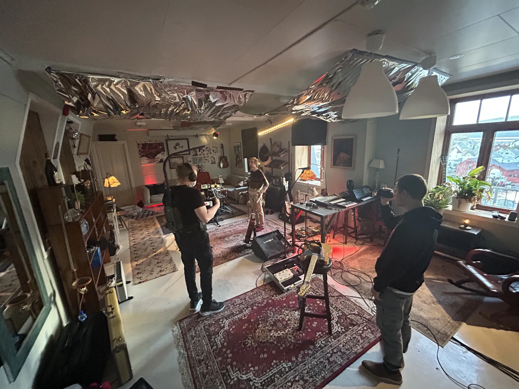 Deltakere og mentorer i et musikkstudio